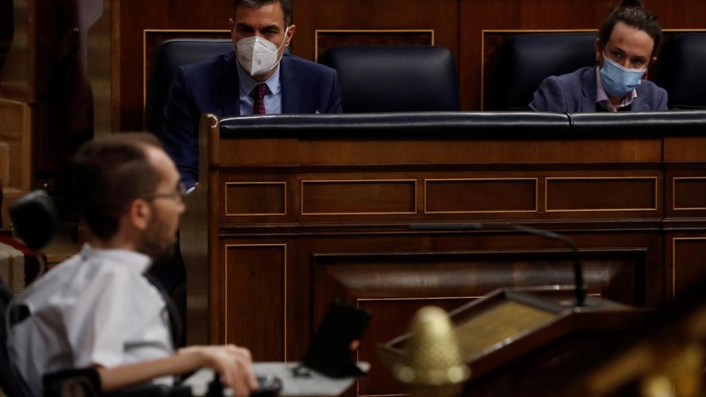 Pedro Sánchez y Pablo Iglesias escuchan una intervención de Pablo Echenique en el Congreso.