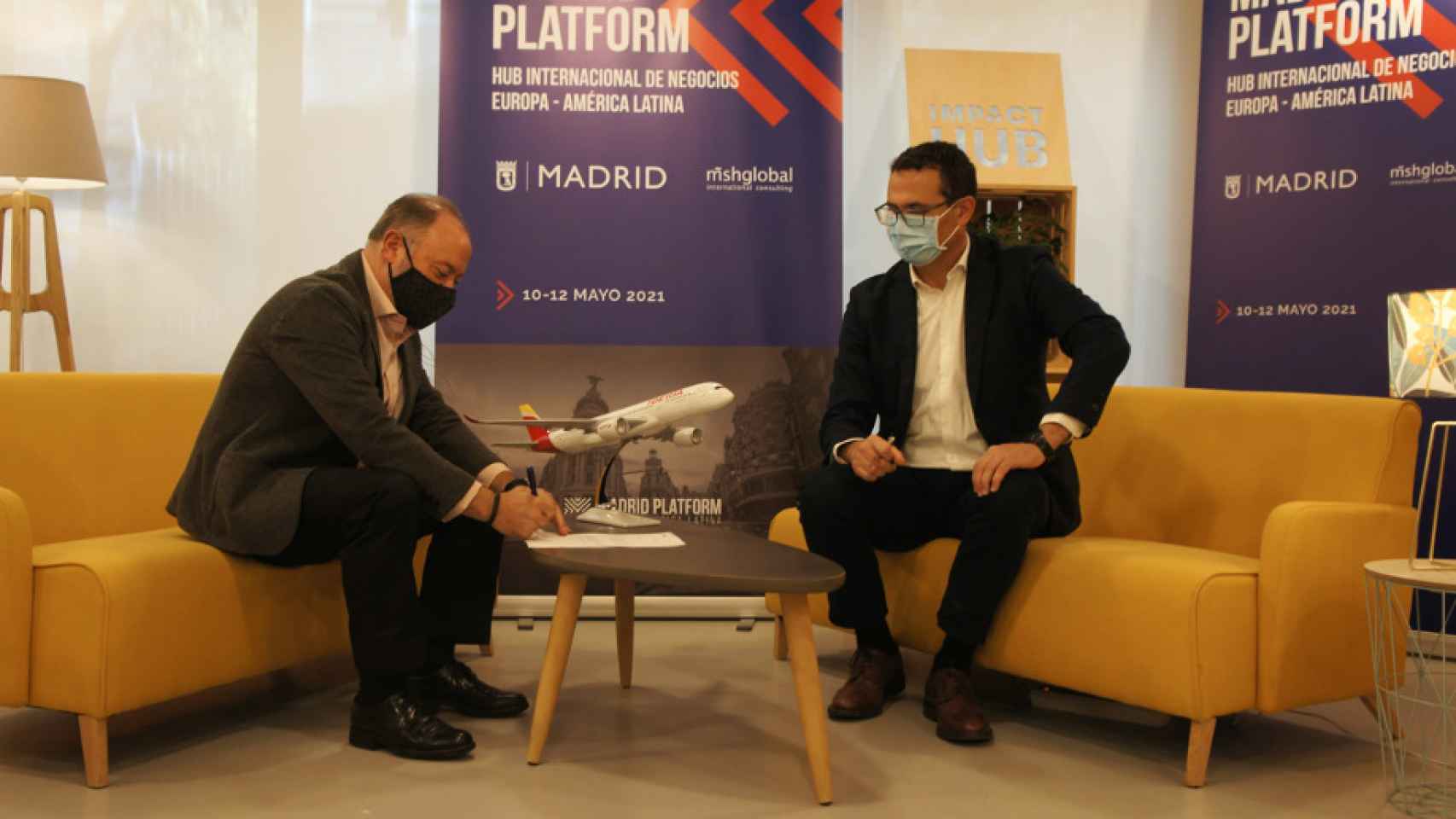 Firma del convenio entre Madrid Platform e Iberia.