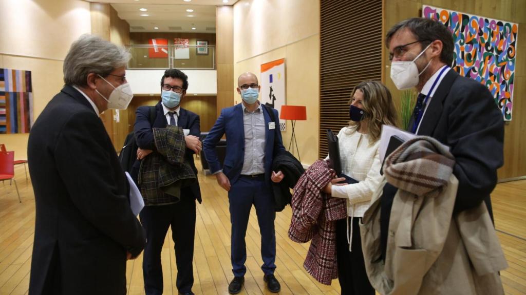 La ministra Yolanda Díaz y el comisario Paolo Gentiloni, durante su visita a Bruselas en diciembre