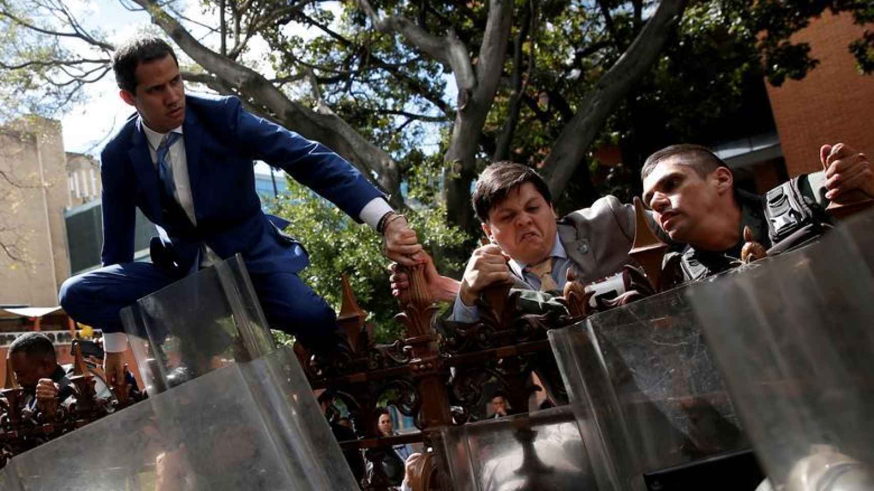 Juan Guaido en su intento de acceder a la Asamblea de Venezuela.