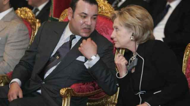 Mohamed VI habla con Hillary Clinton en Ouarzazate, en noviembre de 2009.