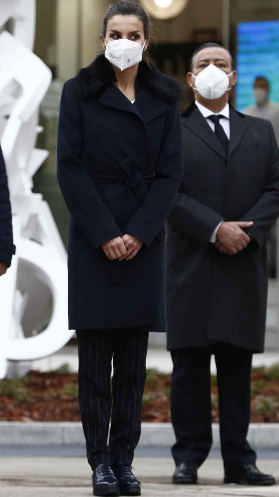 La reina Letizia con abrigo de Hugo Boss en color azul marino.