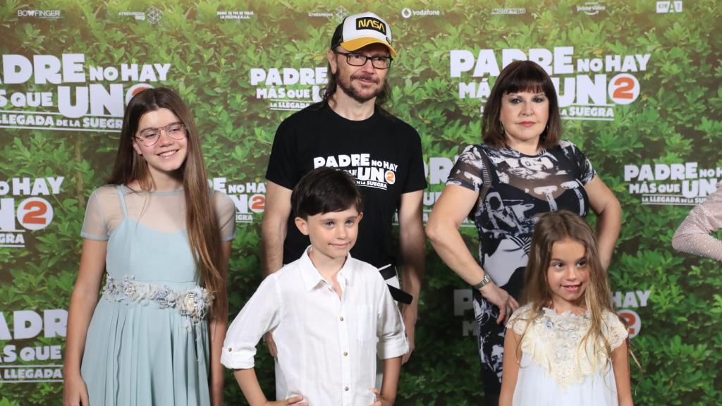 Con Santiago Segura y las niñas de 'Padre no hay más que uno 2'.