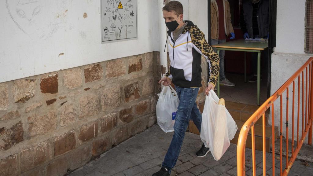 Luis Colón tenía trabajo hasta hace siete meses. Desde hace dos semanas acude a Cáritas para dar de comer a sus cuatro hijos.