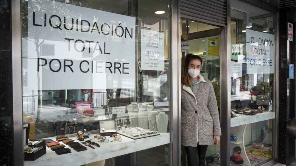 Sara Ortega, de 28 años, en la puerta de la tienda en la que trabaja. El negocio cierra en unas semanas.