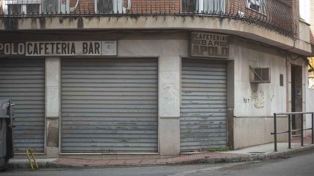Un bar cerrado en Linares (Jaén). Son numerosos los negocios que han echado el cierre desde marzo.