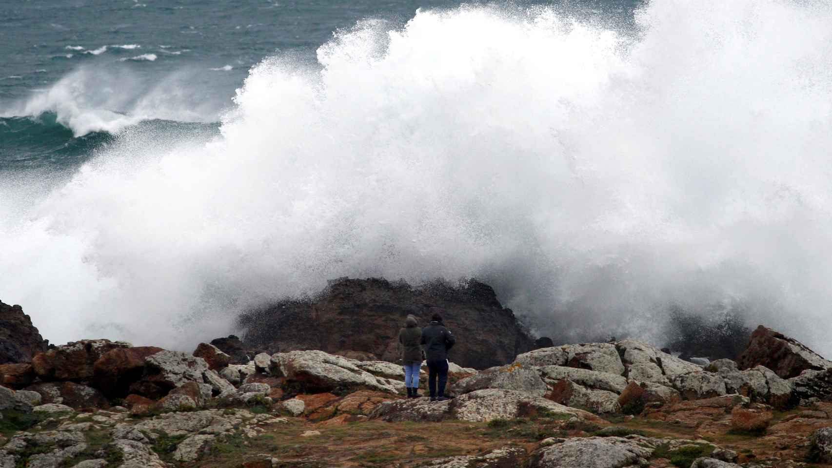 Olas de gran tamaño  en la playa de Doniños de Ferrol, al noroeste de Coruña.