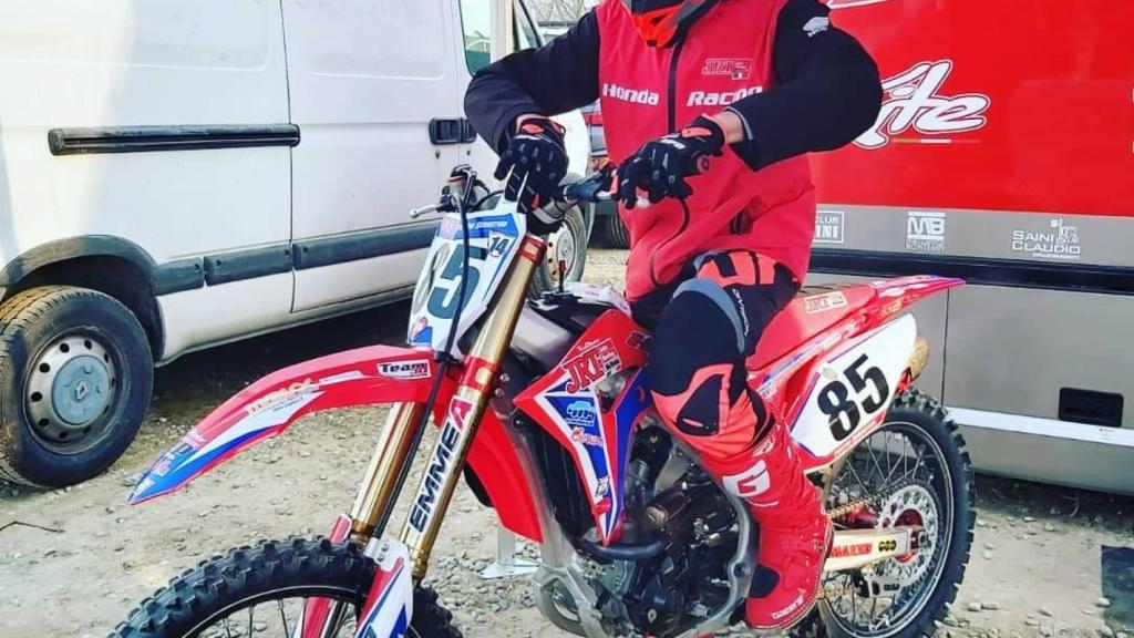 Sebastian Fortini realizando ajustes en su moto