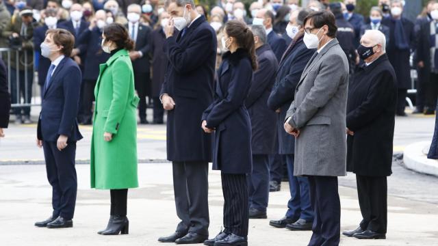 Los Reyes junto al alcalde José Luis Martínez Almeida, la presidenta madrileña Isabel Díaz Ayuso y el ministro de Sanidad, Salvador Illa, en la inauguración del monumento en memoria de los sanitarios fallecidos.