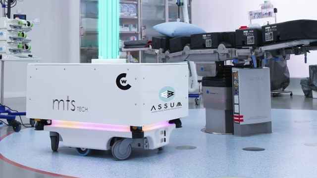 ASSUM  es un robot de esterilización autónomo que actúa con luz ultravioleta y elimina todo tipo de microbacterias.