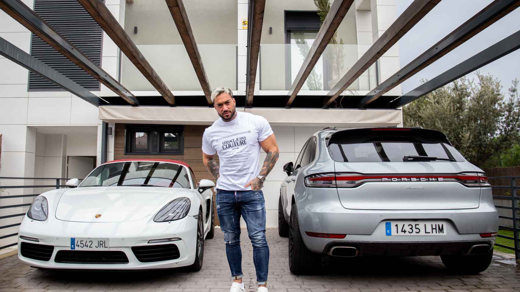 Juan Faro ante sus dos Porsche.