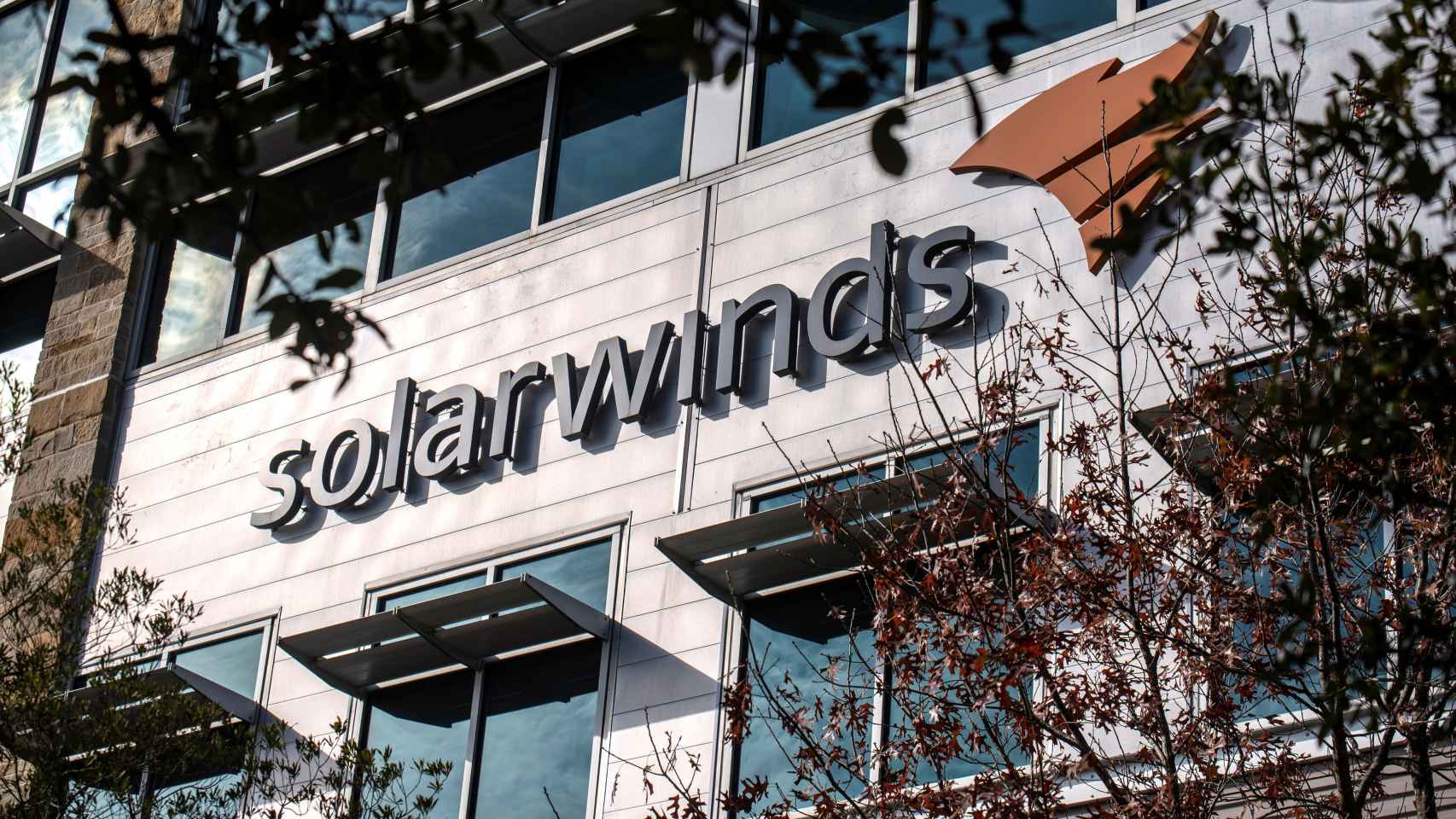 Logo de SolarWinds en su sede en Austin, Texas
