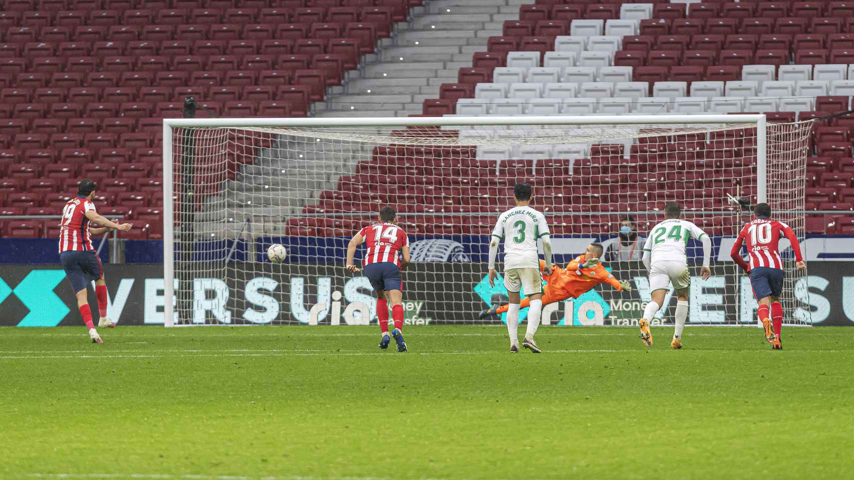Diego Costa lanzando el penalti ante el Elche