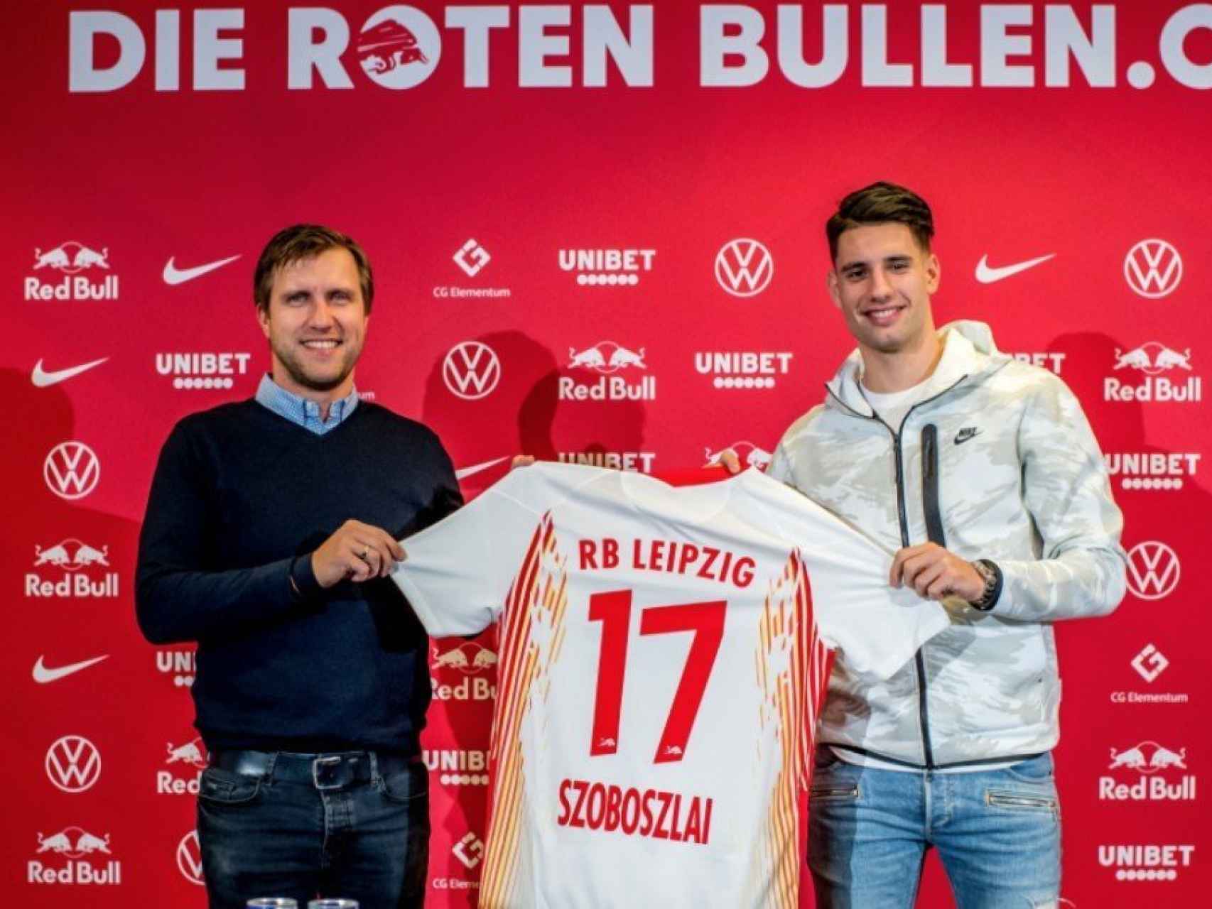 Szoboszlai posa con la camiseta del RB Leipzig