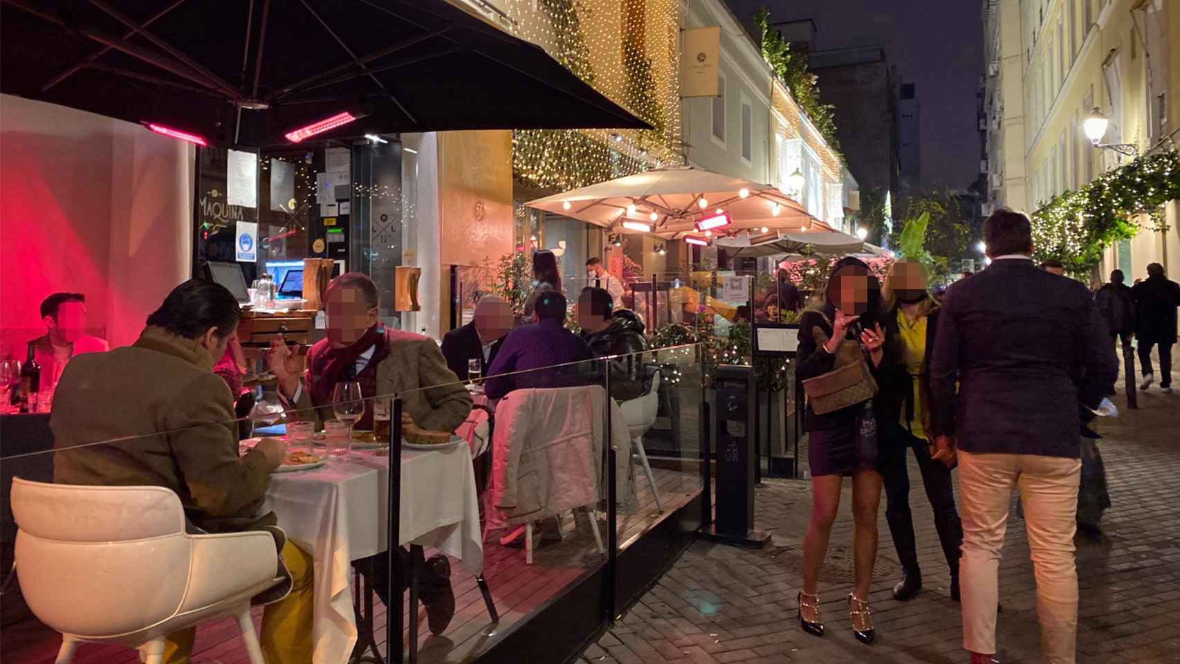 Varias personas cenando en una terraza de un restaurante de Madrid, la noche de este viernes.