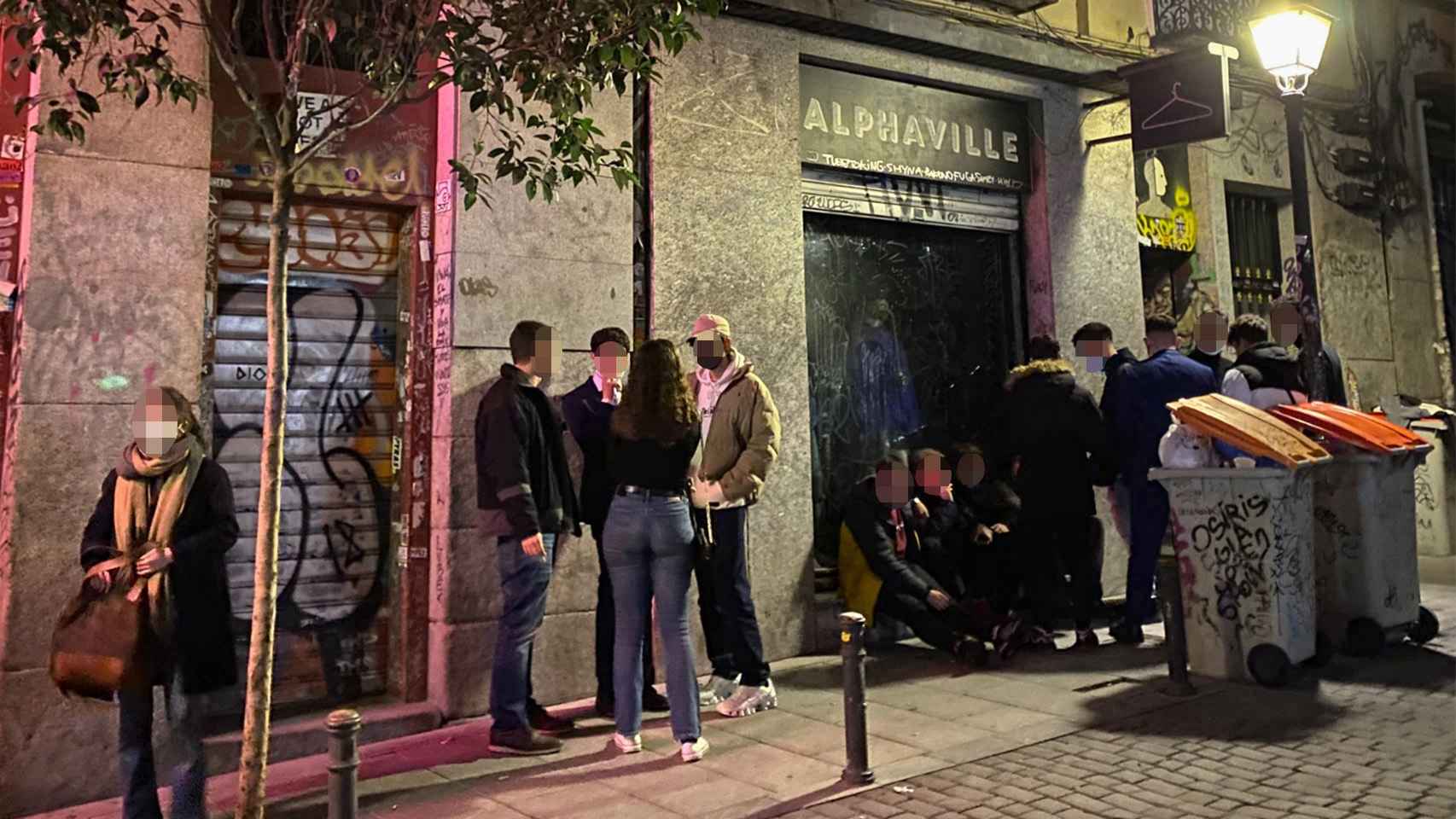 Un grupo de jóvenes en la calle Velardo, en el barrio de Malasaña, la noche de este viernes.