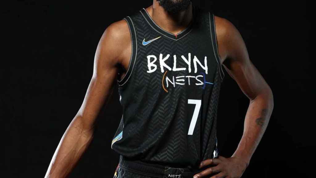 Kevin Durant posa con la camiseta de los Brooklyn Nets