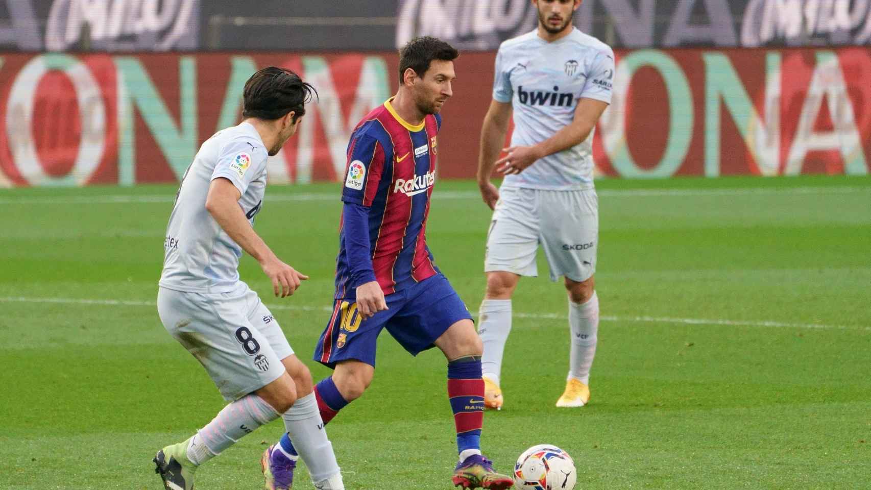 Messi dirigiendo el balón en el Barça - Valencia