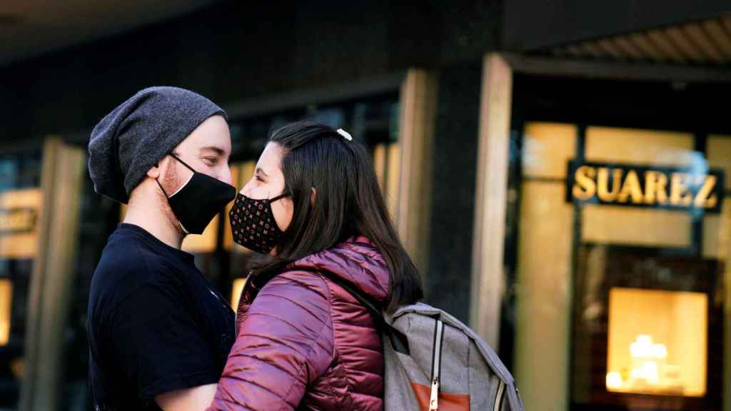 Una pareja con mascarilla en Bilbao.
