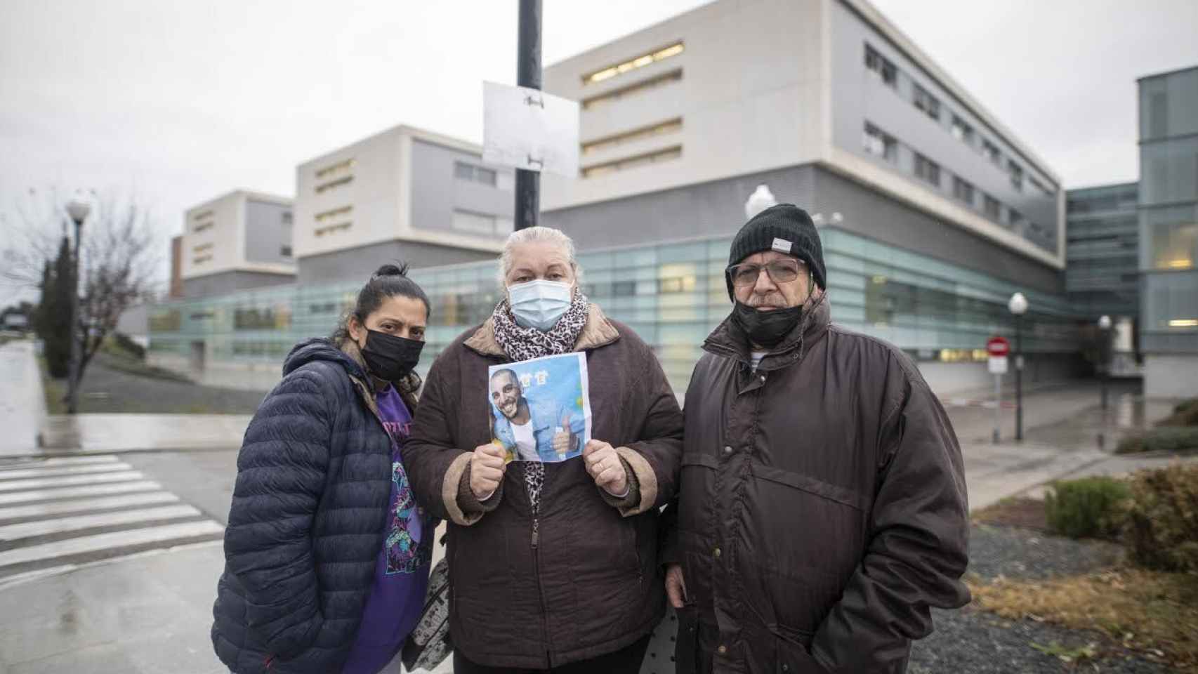 Eva, la pareja de Antonio; Pilar, su madre, y Francisco, el padre, delante del Hospital Nacional de Parapléjicos.