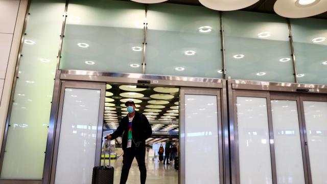 Un pasajero llegando al aeropuerto madrileño de Adolfo Suarez Barajas.