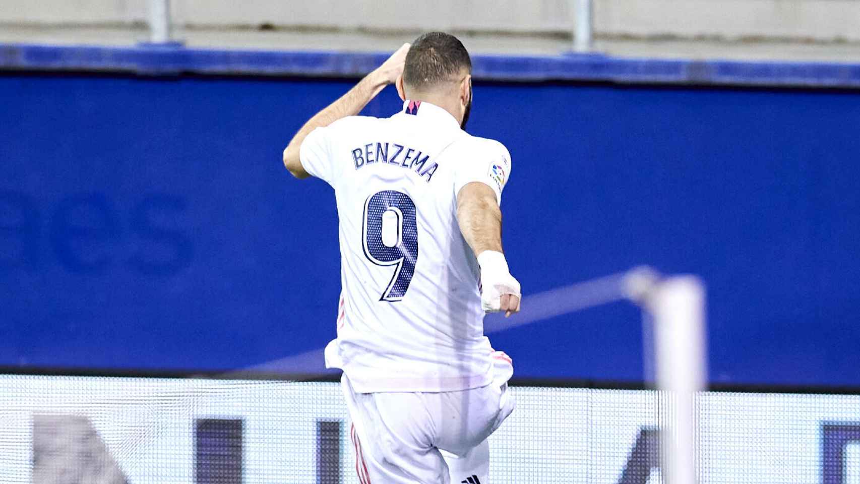 Karim Benzema celebra su gol al Eibar