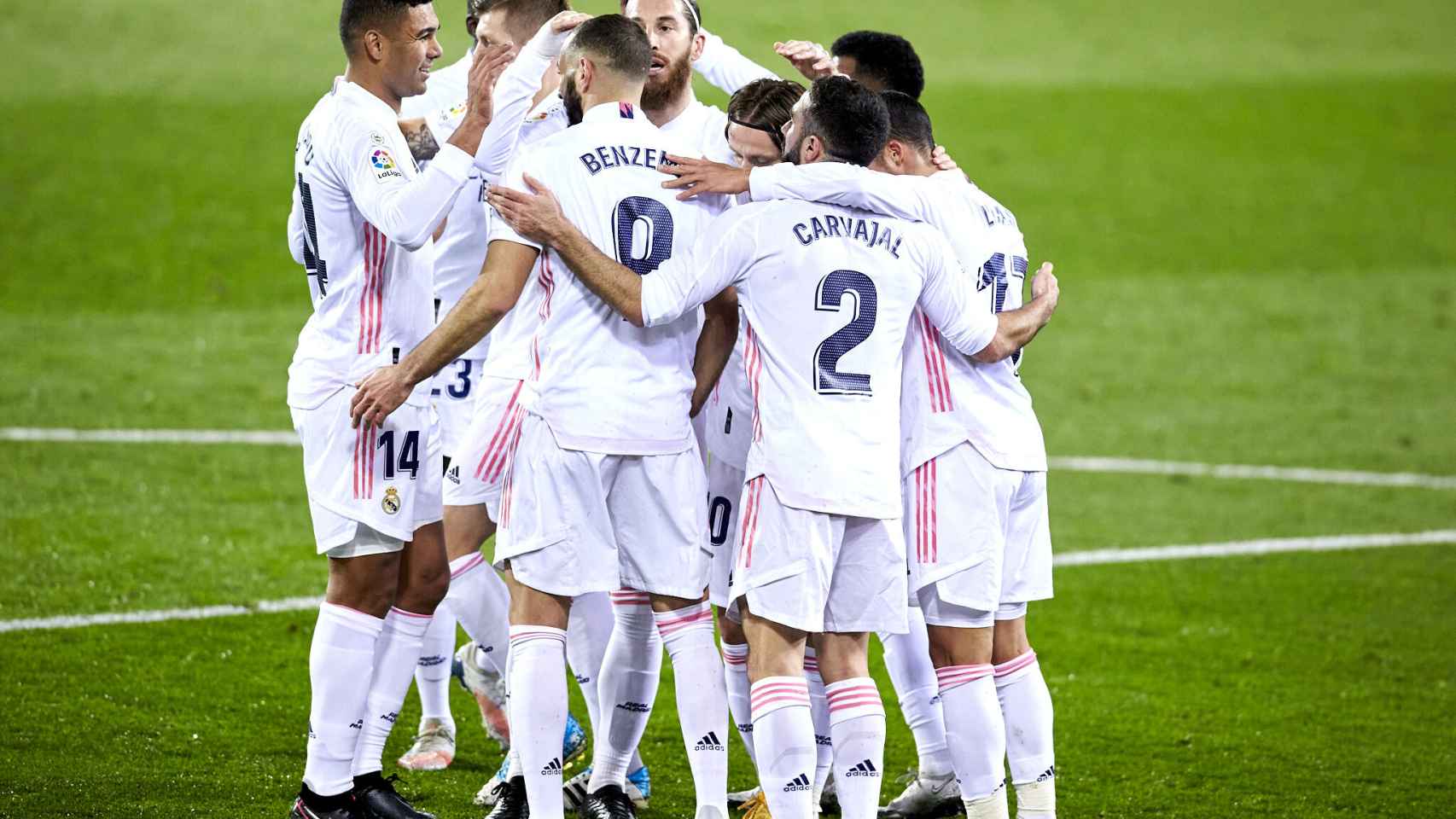 Los jugadores del Real Madrid celebran con Luka Modric su gol al Eibar