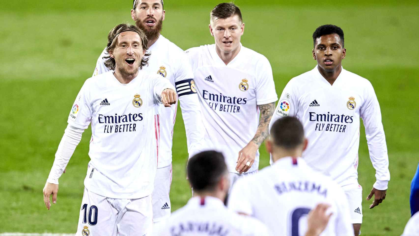 Los jugadores del Real Madrid celebran con Luka Modric su gol al Eibar