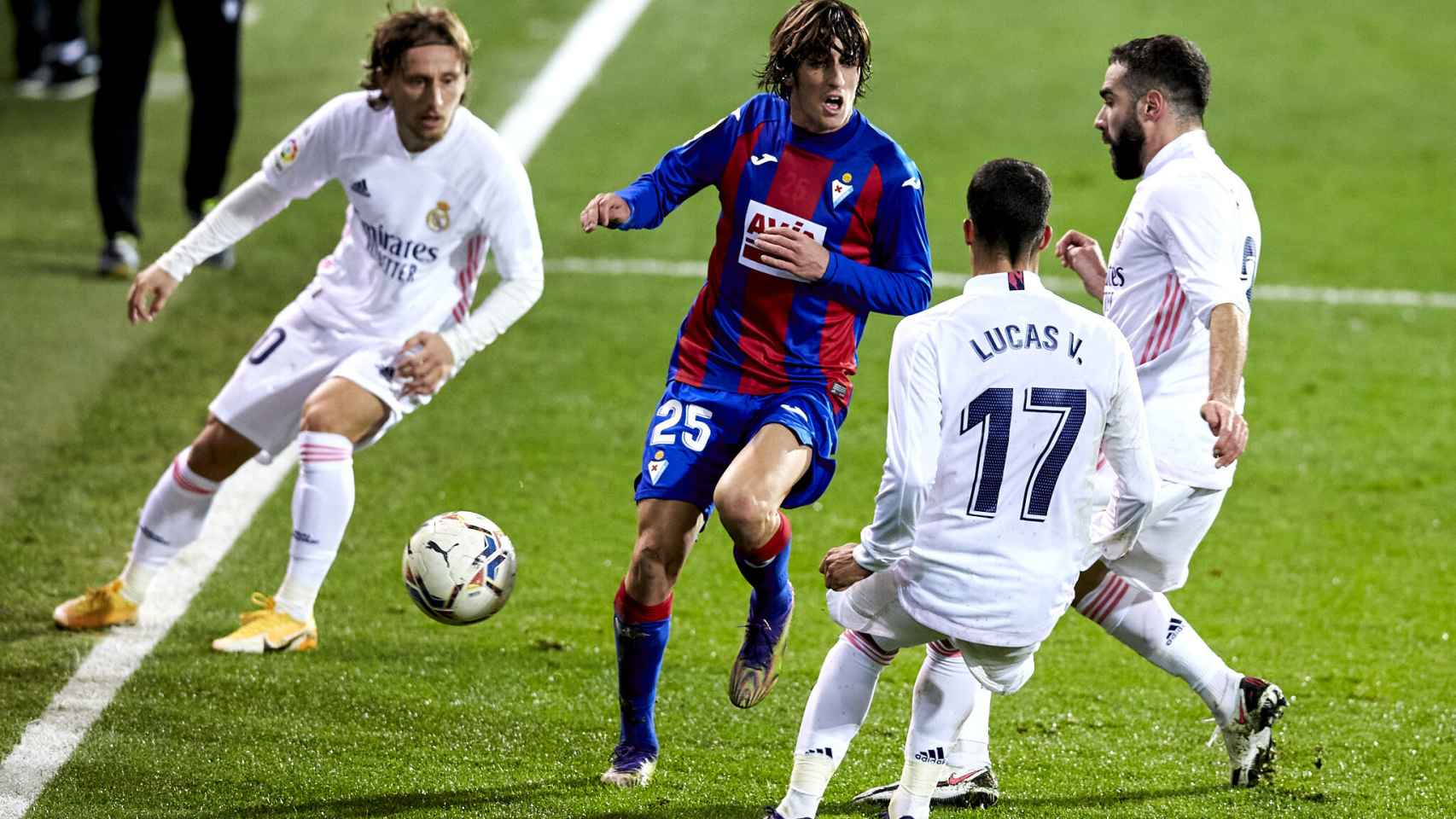 Luka Modric controla y pasa un balón al borde de la línea de banda
