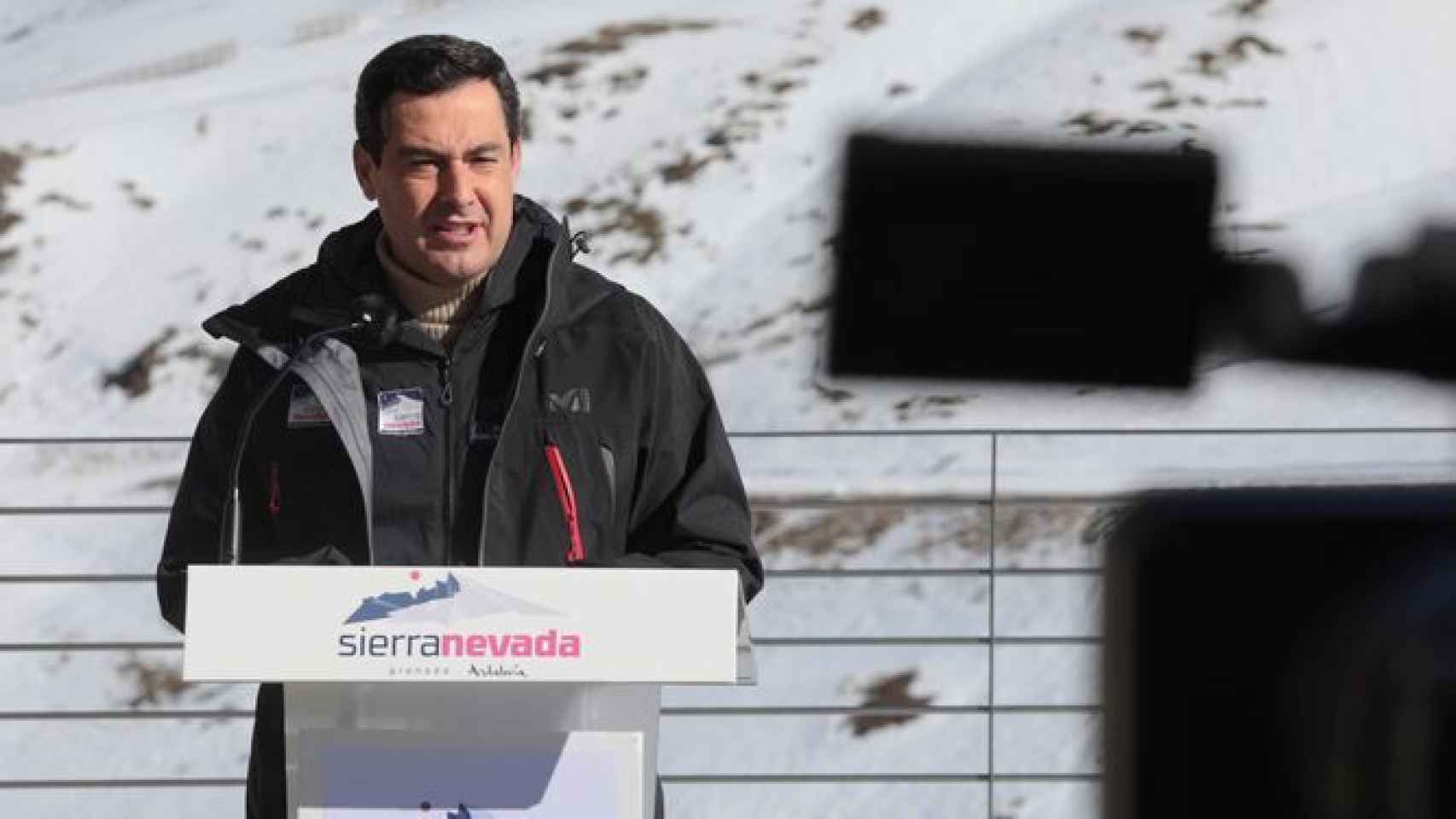 El presidente de la Junta de Andalucía, Juanma Moreno, en Sierra Nevada.