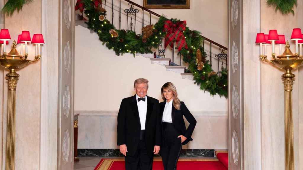 Donald y Melania Trump posan en la Casa Blanca para felicitar la Navidad.