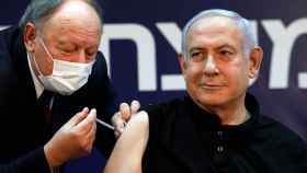 El primer ministro israelí, Benjamin Netanyahu, recibe la vacuna contra la Covid-19.