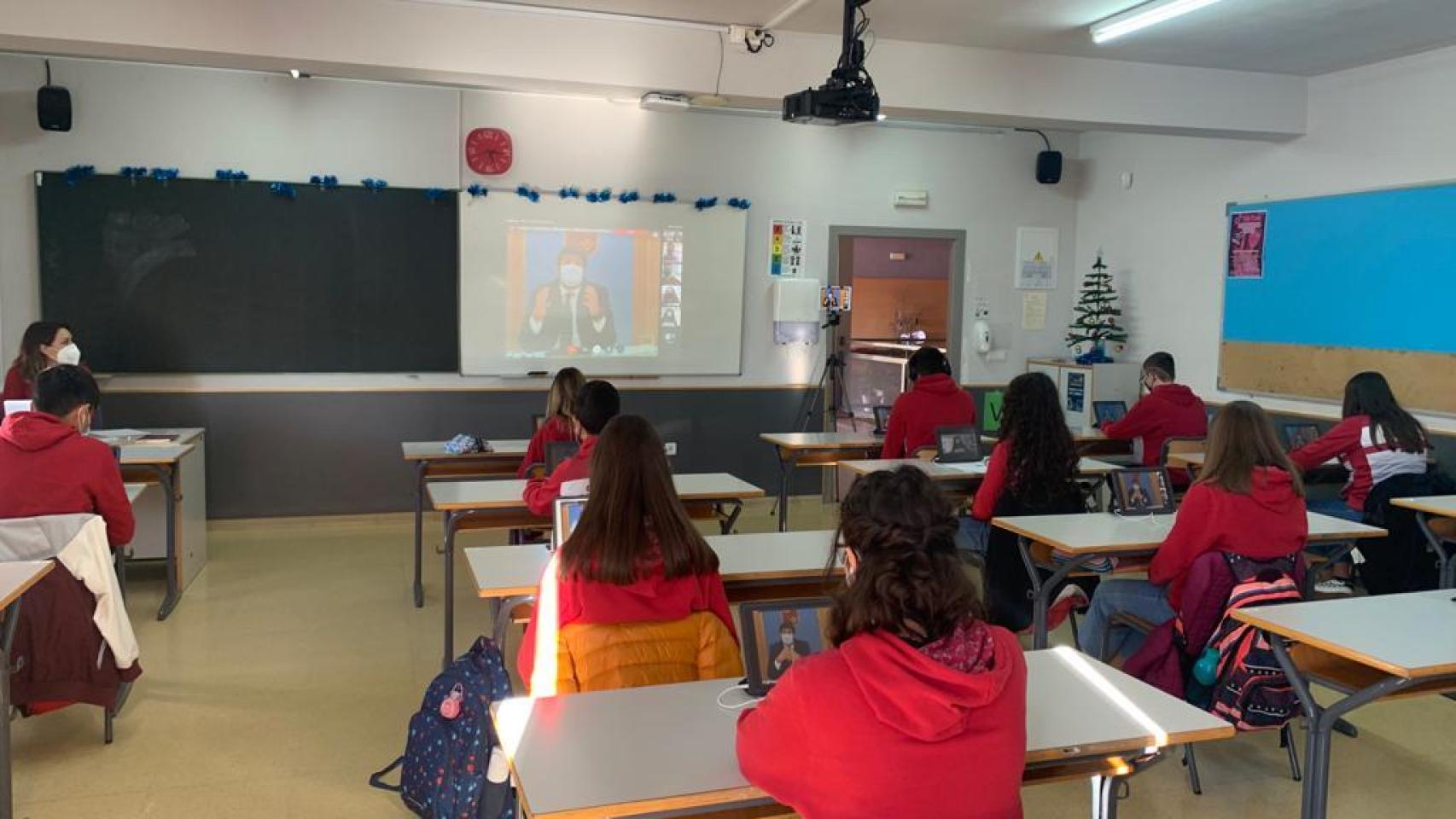Plano general de una de las aulas que ha participado en la videollamada con el presidente murciano, Fernando López Miras.