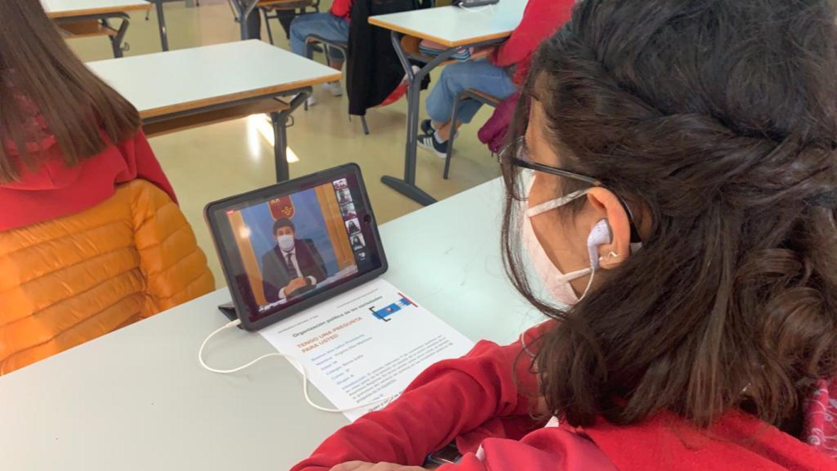 Una alumna de ESO del Colegio Concertado Reina Sofía de Totana siguiendo la videollamada con el presidente de la Región de Murcia,.