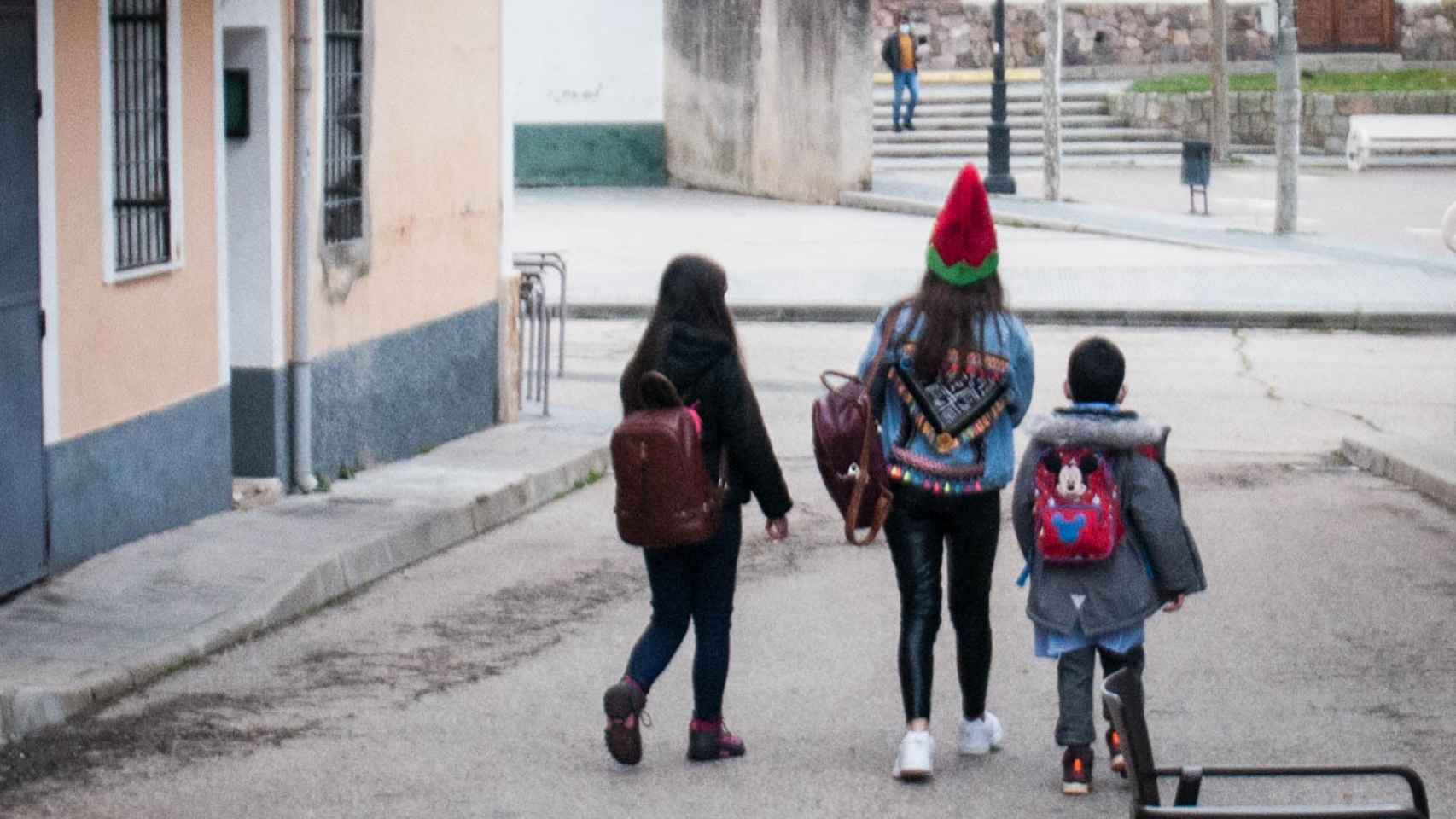 Tres menores en una calle de Valdeavero.