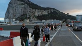 Pasajeros salen desde el aeropuerto de Gibraltar de camino a España.
