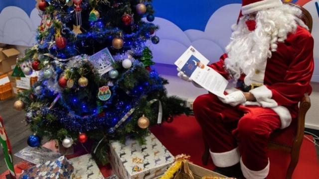 Papá Noel entregando regalos.