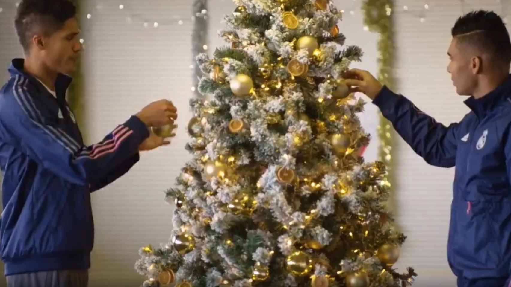 Varane y Casemiro, poniendo el árbol de Navidad