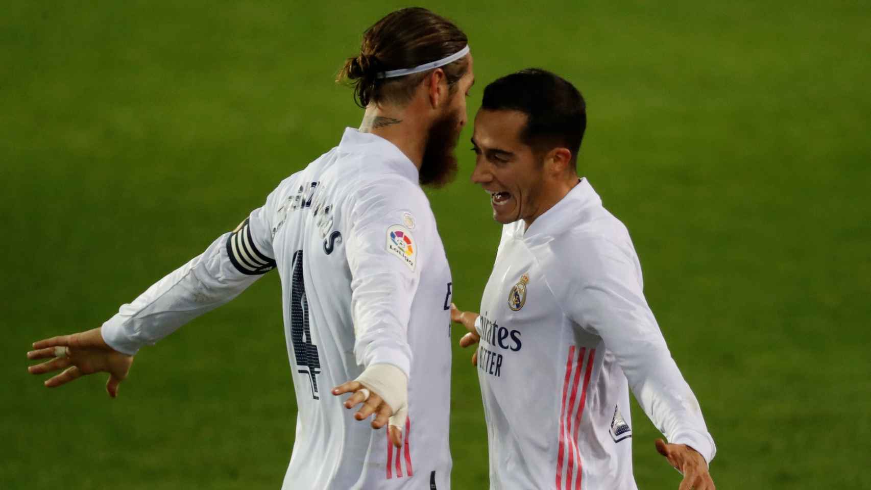 Sergio Ramos y Lucas Vázquez celebran un gol