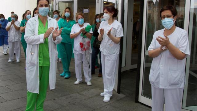 El personal sanitario del Hospital Virgen de la Concha de Zamora se concentra este lunes en memoria del fallecimiento de la auxiliar de enfermería Felisa Gallego.