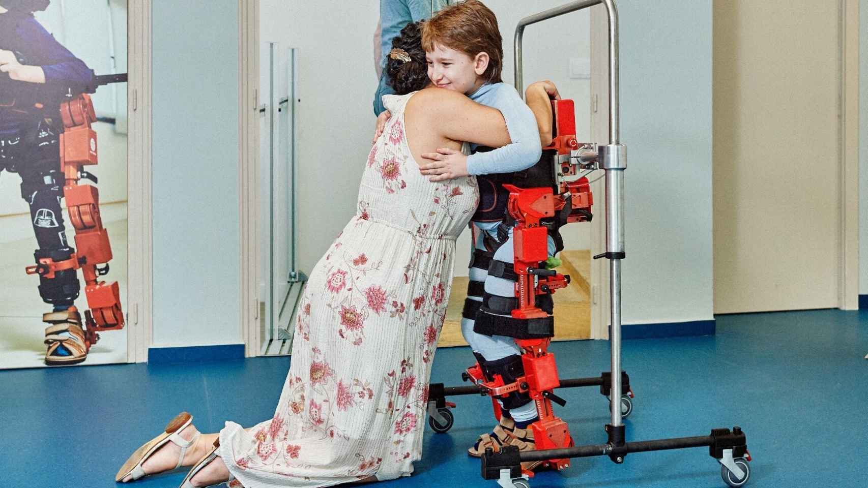 Álvaro es uno de los niños que ha probado este primer exoesqueleto pediátrico que llegará a los hospitales españoles en 2021