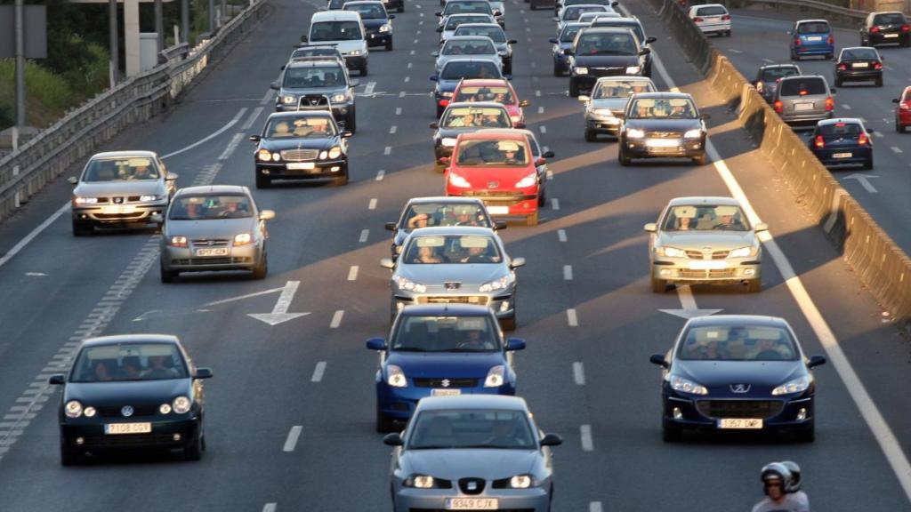 Imagen de una vía con numerosos coches circulando.