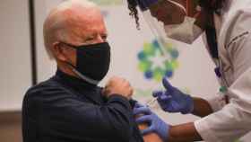 Joe Biden recibe la primera dosis de la vacuna de Pfizer contra el coronavirus