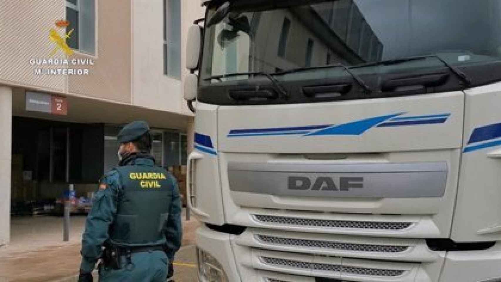 La Guardia Civil escolta un camión repleto de material sanitario durante los meses del confinamiento.