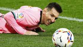 Leo Messi mira el balón tirado en el suelo