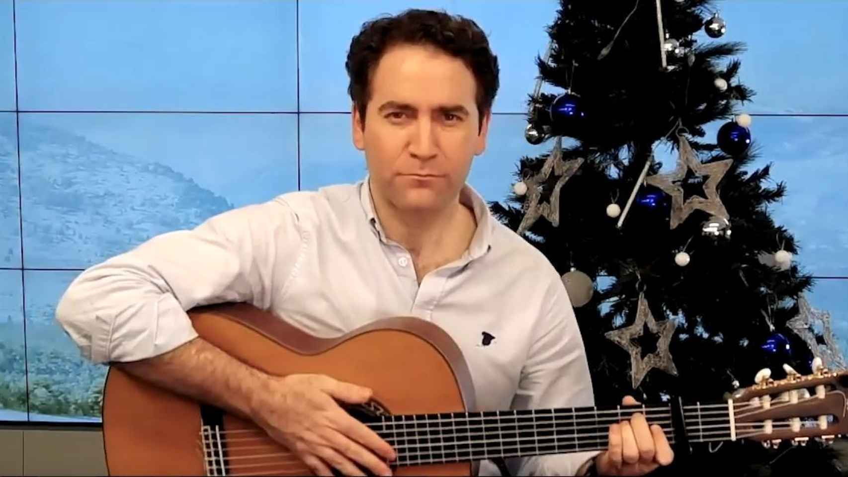 García Egea felicita a golpe de guitarra la Navidad: Disfrutemos de la melodía del 2021.