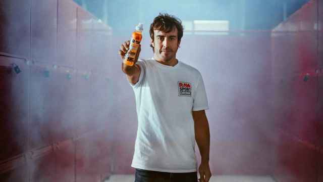 Alonso, con la bebida, en una imagen promocional.