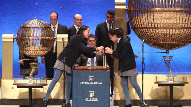 Dos niñas de la residencia de San Ildefonso en el sorteo de la Lotería de Navidad de 2019.