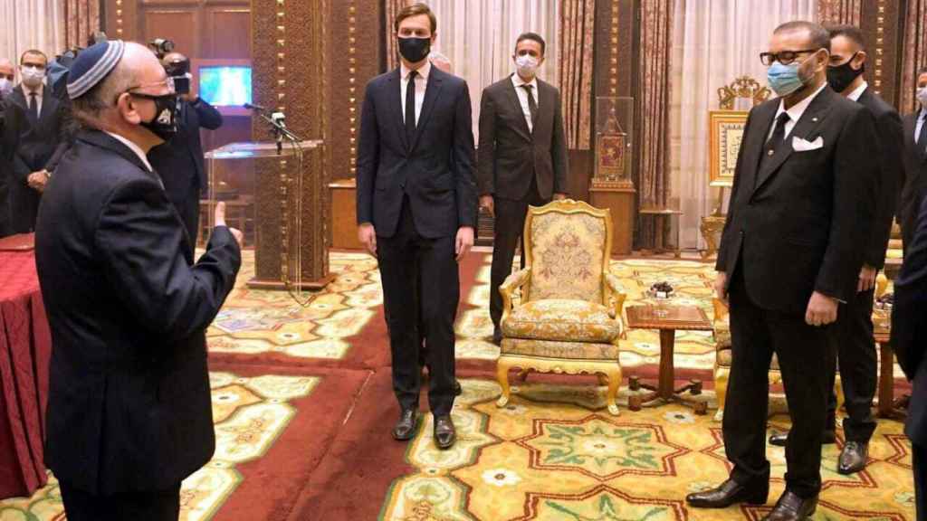 Jared Kushner, yerno de Donald Trump, durante su visita a Marruecos junto a Mohamed VI y a Meir Ben-Shabbat, asesor de Seguridad Nacional de Israel.