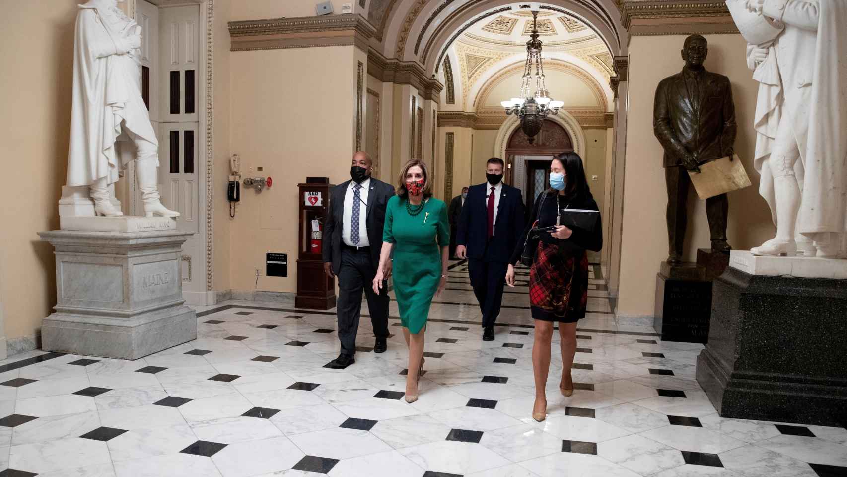 La presidenta de la Cámara de Representantes de los Estados Unidos, Nancy Pelosi, camina hacia su oficina en el Capitolio.